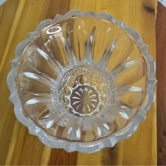 Vintage diamond cut scalloped edge flower vase - Picture 7 of 7